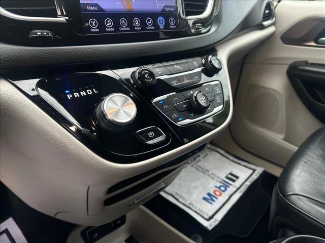 Used 2017 Chrysler Pacifica Touring-L FWD image 12