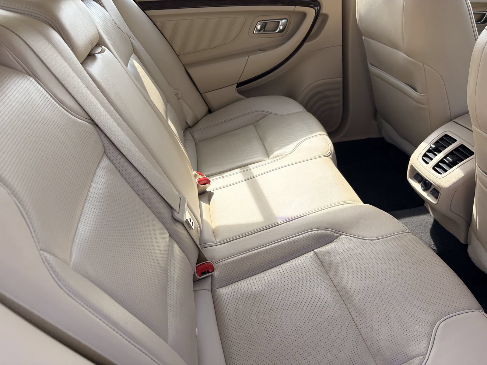 Used 2019 Ford Taurus Limited FWD image 17