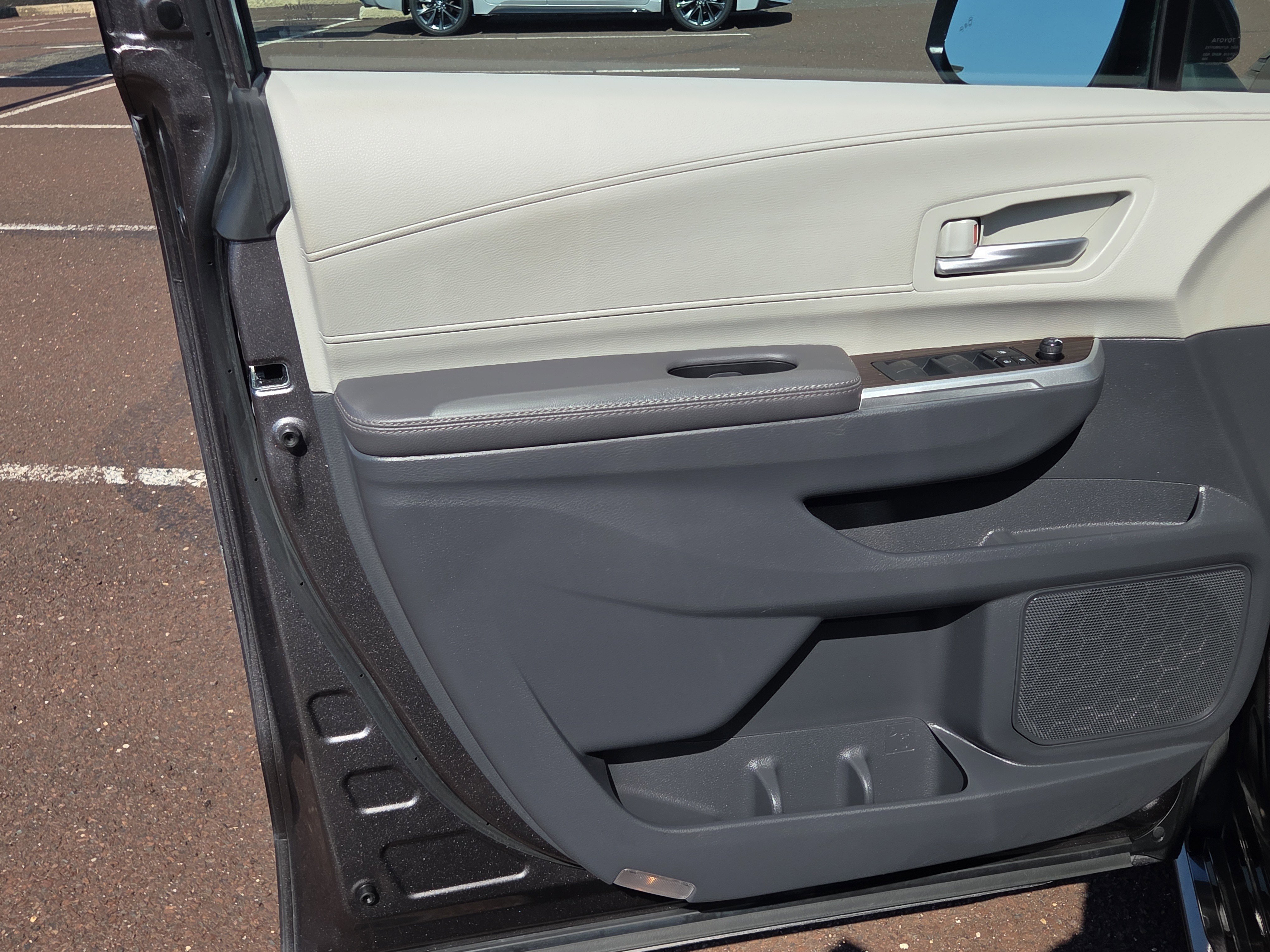 Used 2023 Toyota Sienna XLE w/ XLE Plus Package image 14