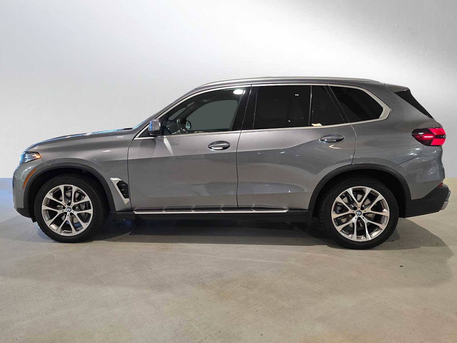 Used 2024 BMW X5 xDrive40i w/ Premium Package image 6