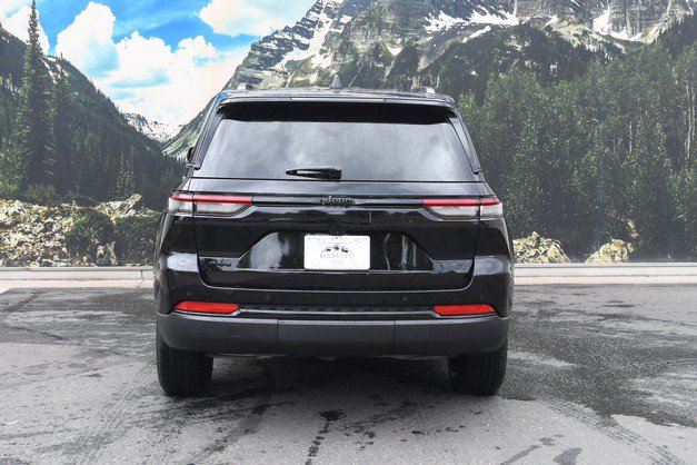 Used 2025 Jeep Grand Cherokee Altitude AWD/4WD image 10