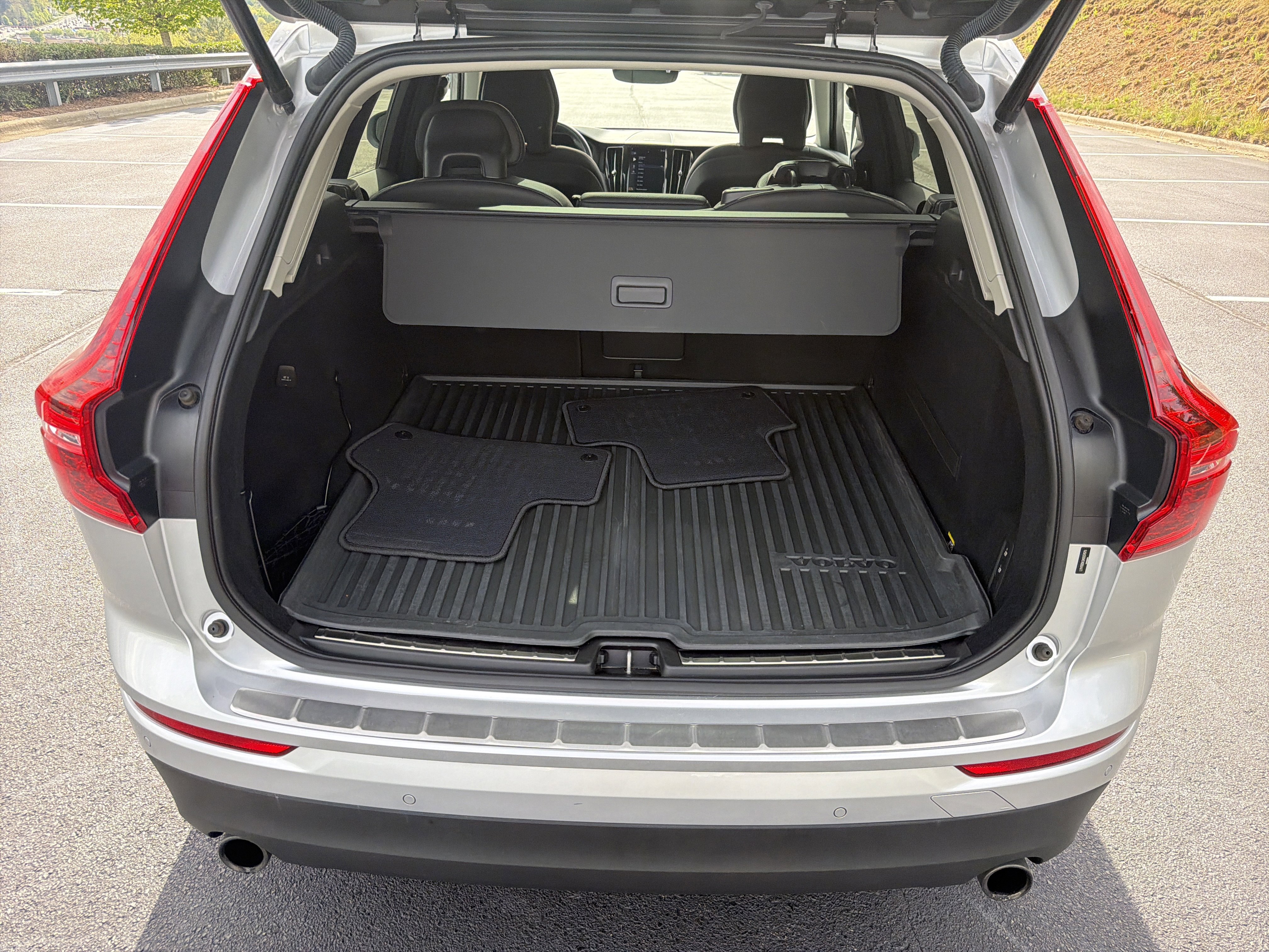 Used 2019 Volvo XC60 T5 Momentum w/ Multimedia Package FWD image 17