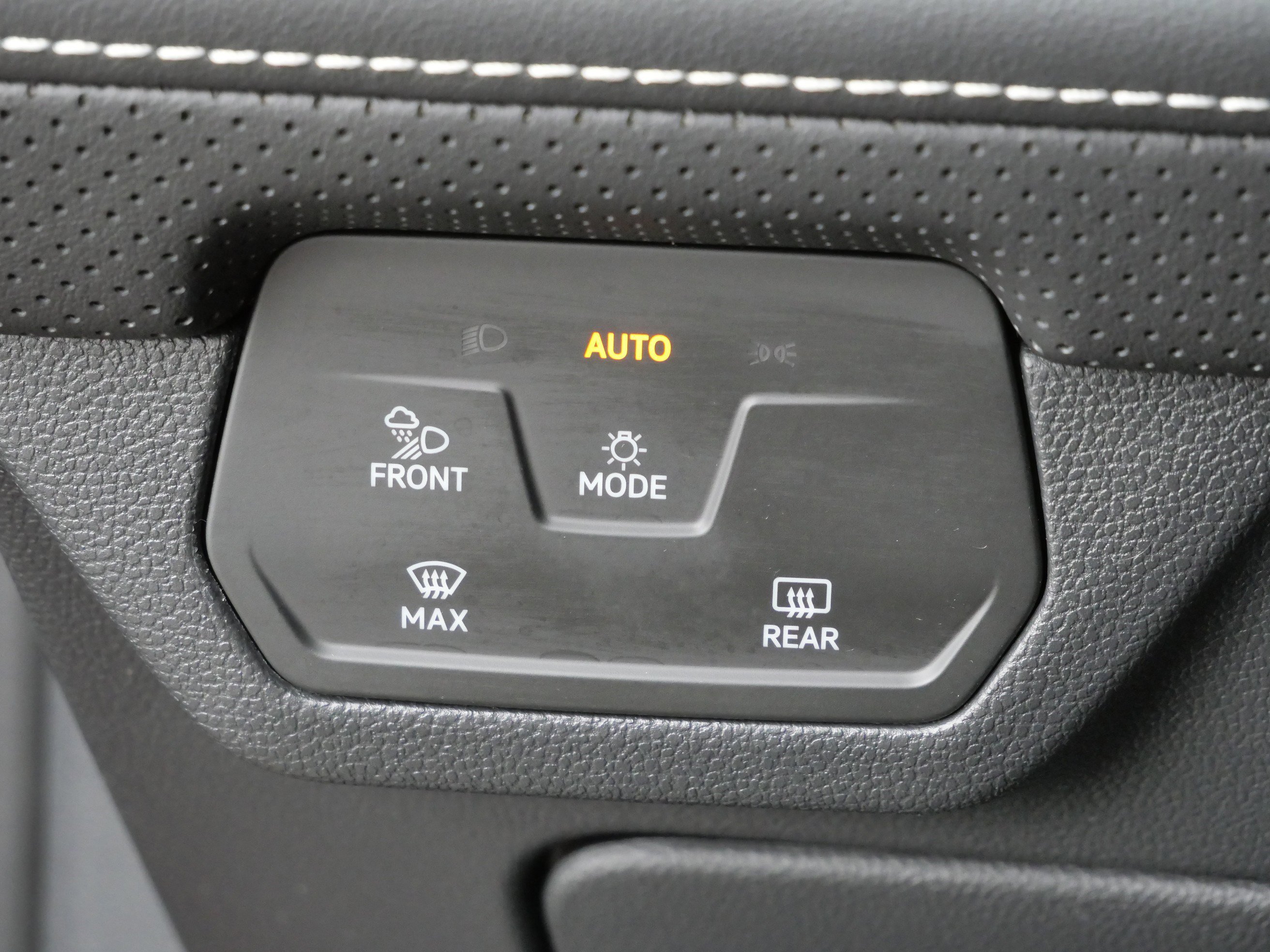 Certified 2024 Volkswagen Atlas SE w/ Black Wheel Package image 21