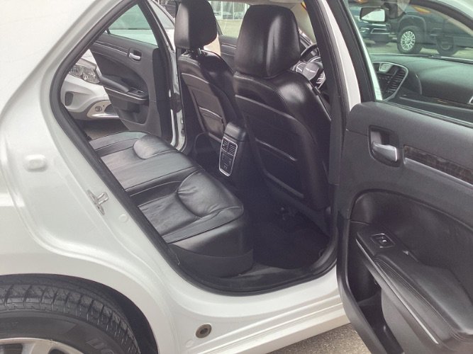 Used 2019 Chrysler 300 Limited image 9