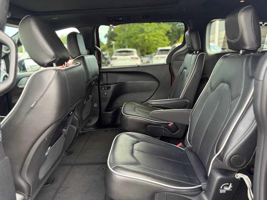 Certified 2025 Chrysler Pacifica Limited FWD image 15