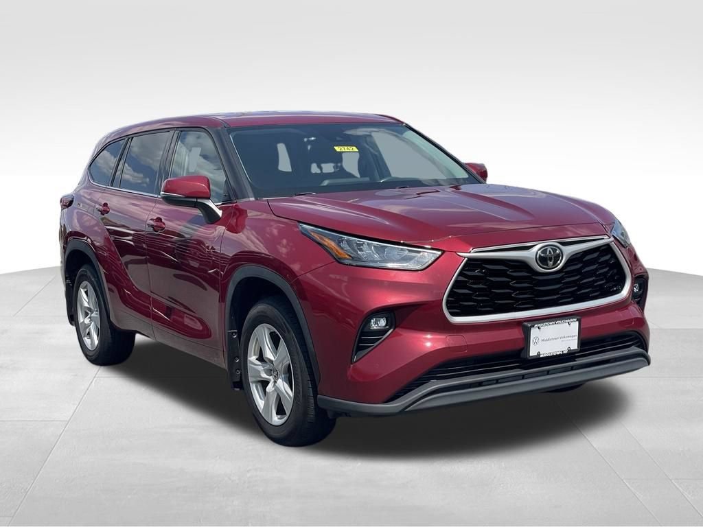 Used 2020 Toyota Highlander LE AWD/4WD image 3