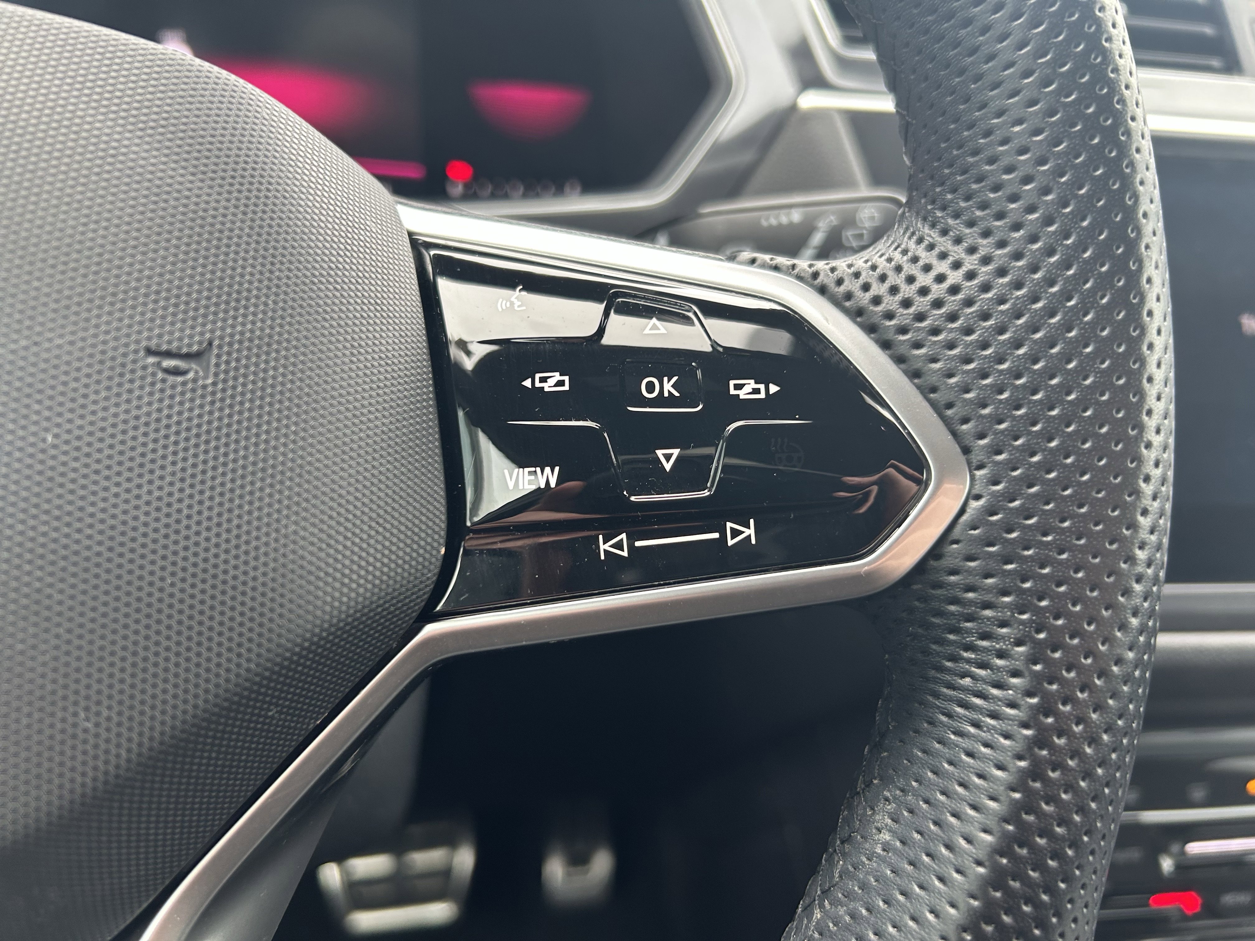 Certified 2022 Volkswagen Tiguan SE R-Line image 17