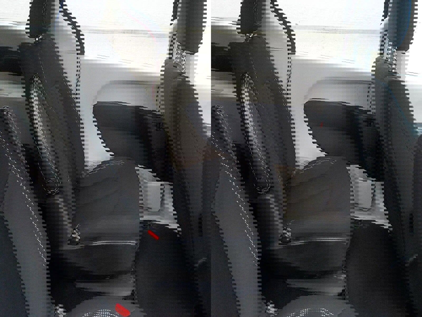 Used 2020 Chrysler Voyager LX image 14