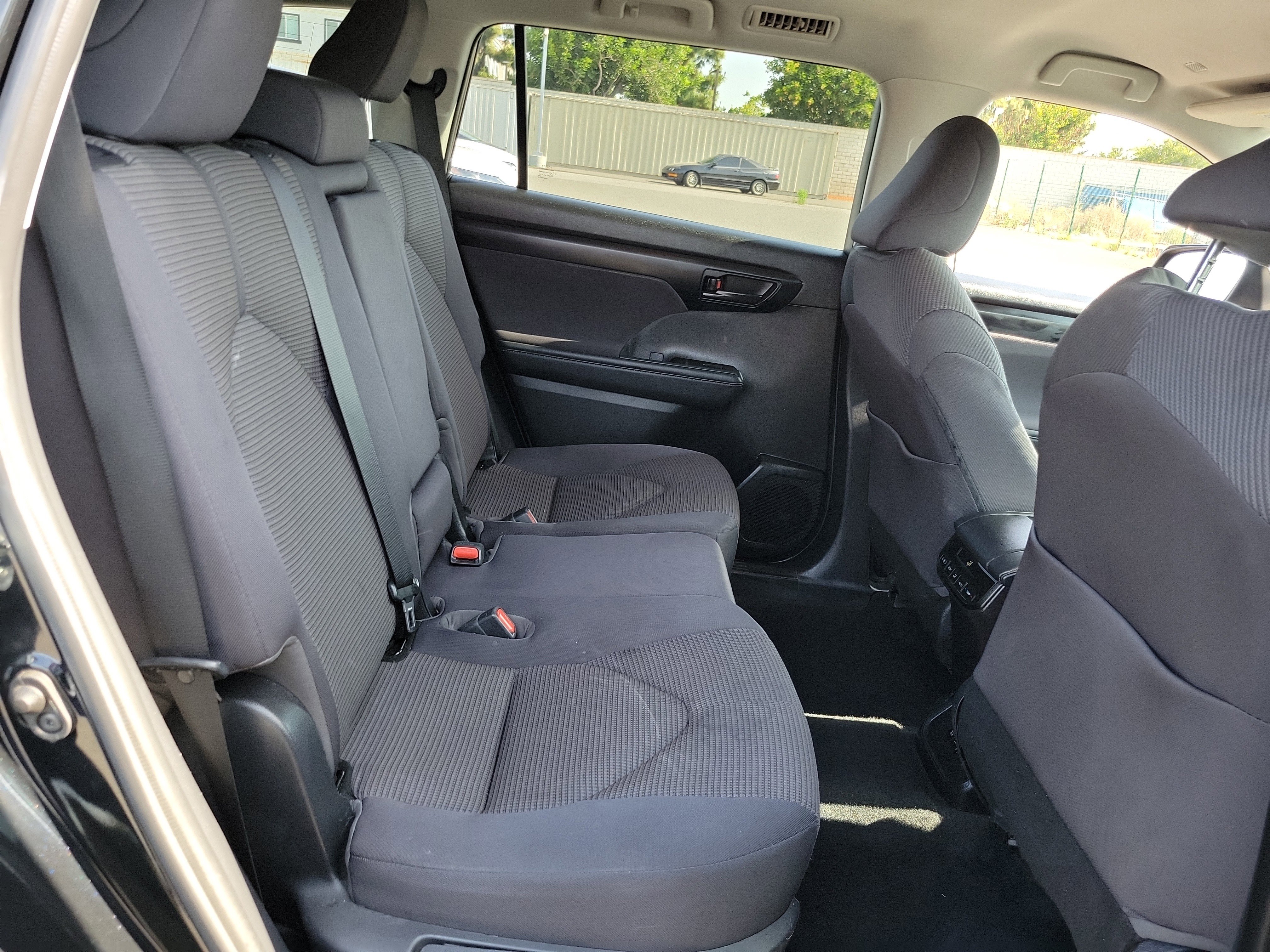 Used 2021 Toyota Highlander LE FWD image 20