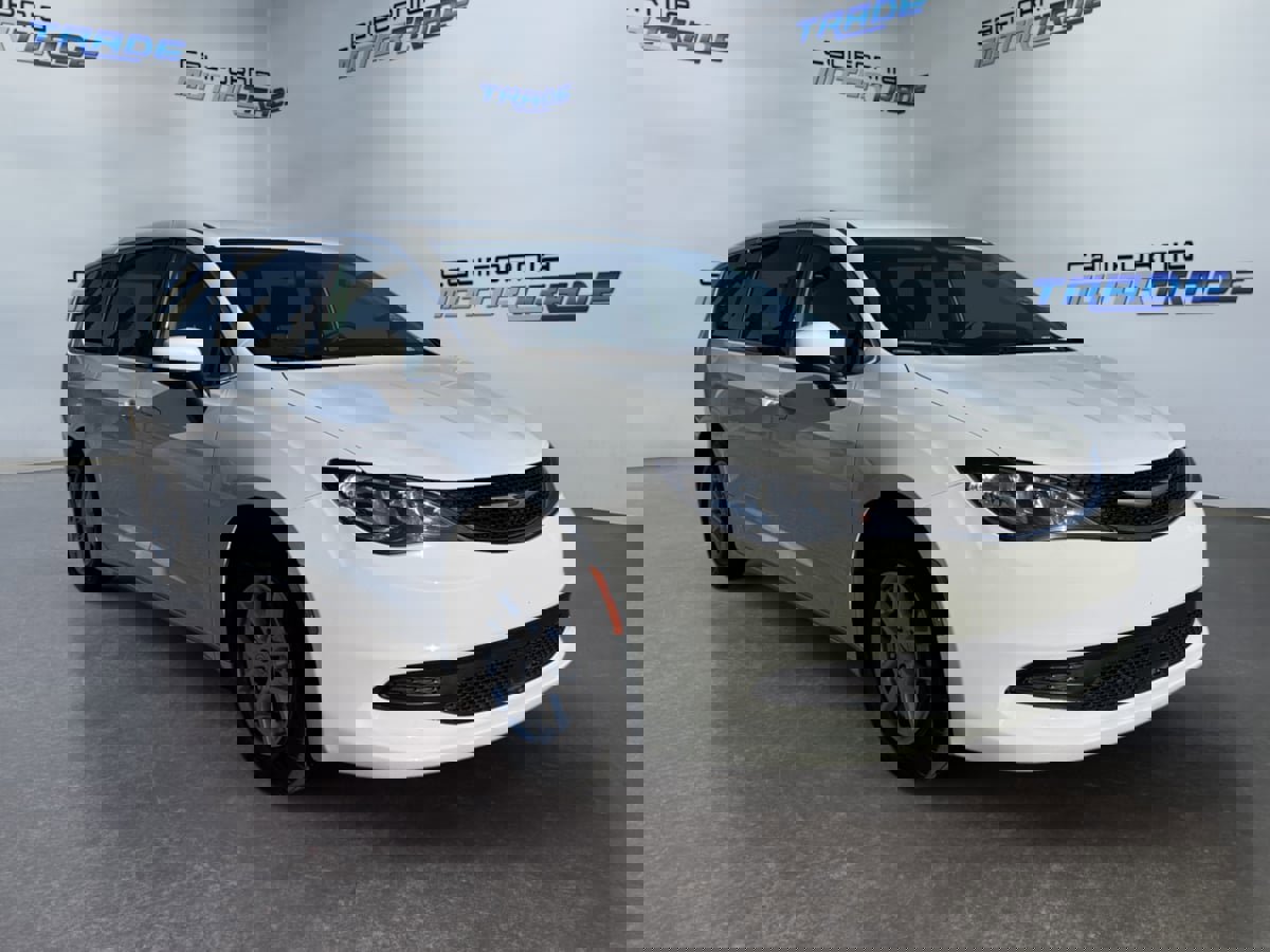 Used 2021 Chrysler Voyager LX image 3