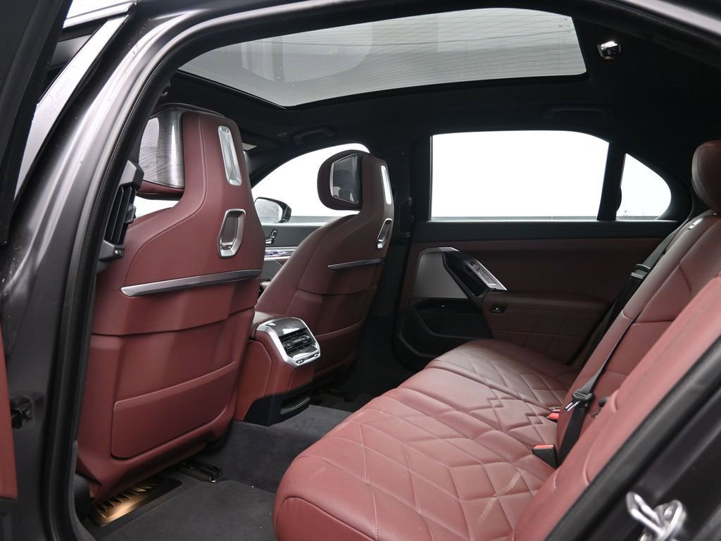 Used 2023 BMW i7 xDrive60 image 31