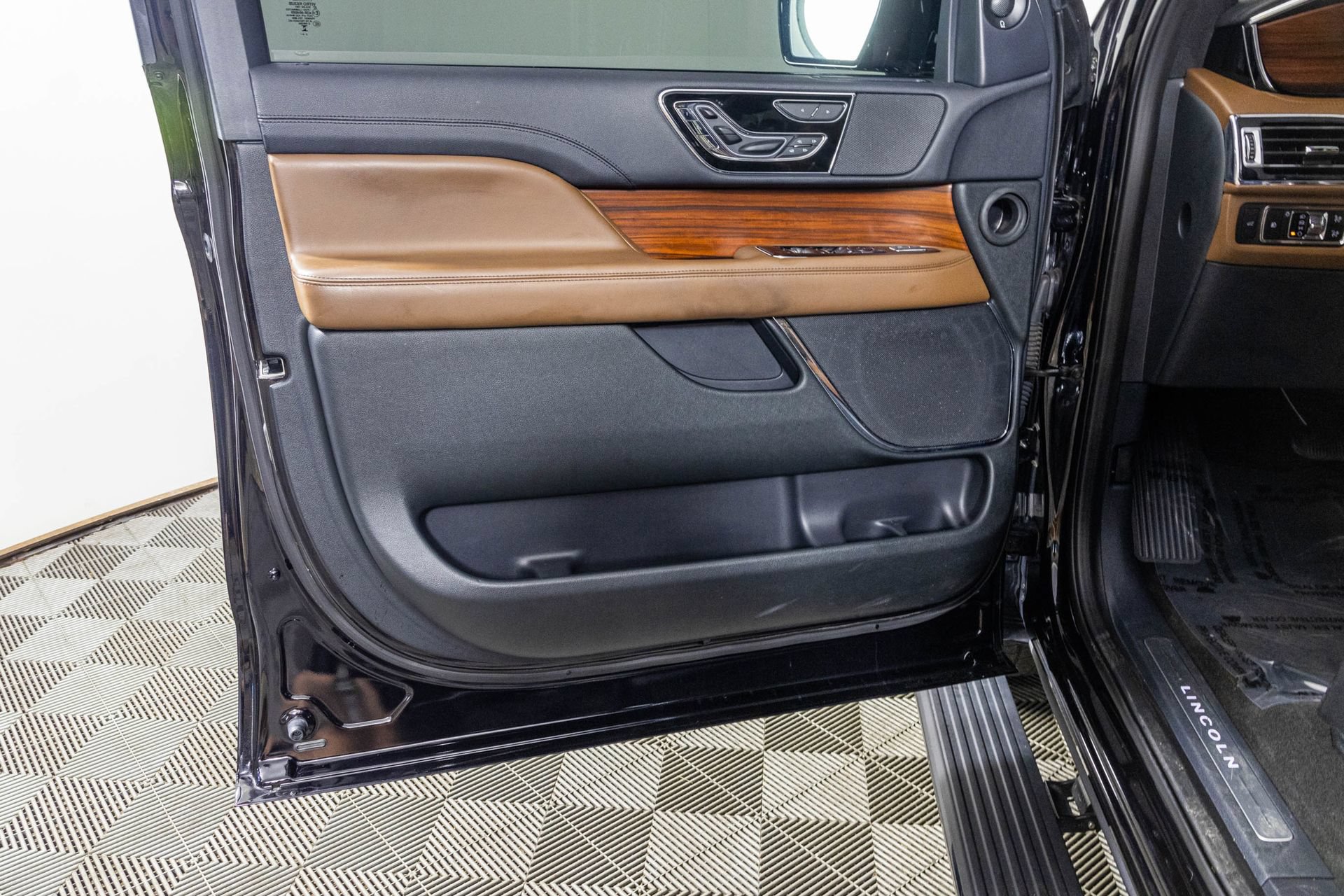 Used 2024 Lincoln Navigator Reserve w/ Monochromatic Package AWD/4WD image 40