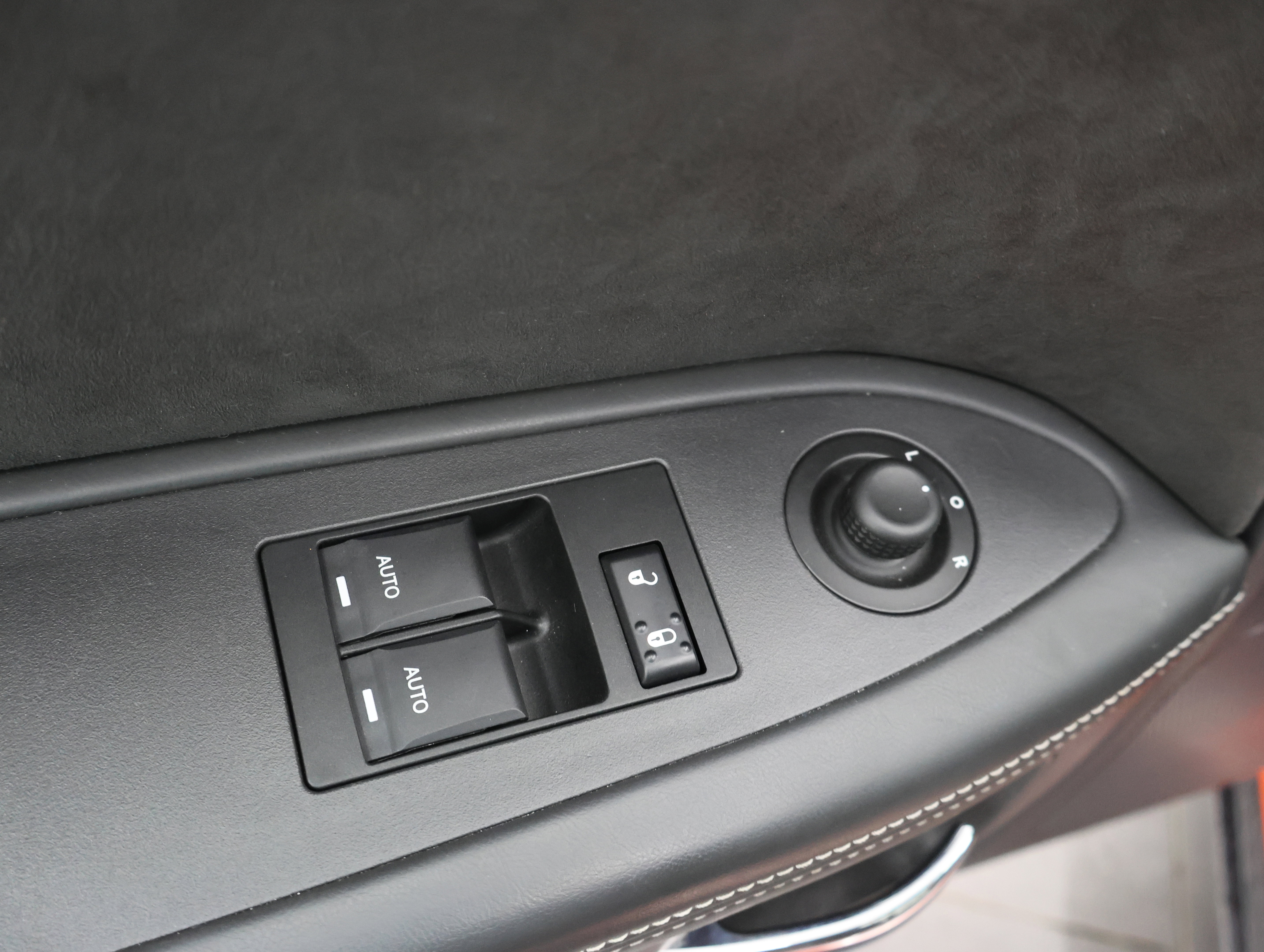 Used 2009 Dodge Challenger SRT8 w/ SRT Option Group II RWD image 37