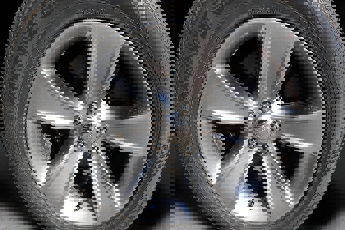 Used 2015 Dodge Challenger SXT RWD image 20