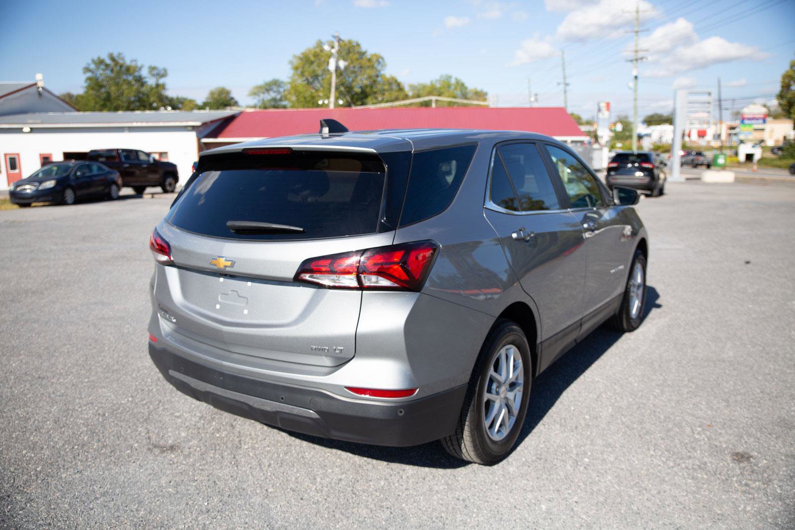 Used 2024 Chevrolet Equinox LT image 3