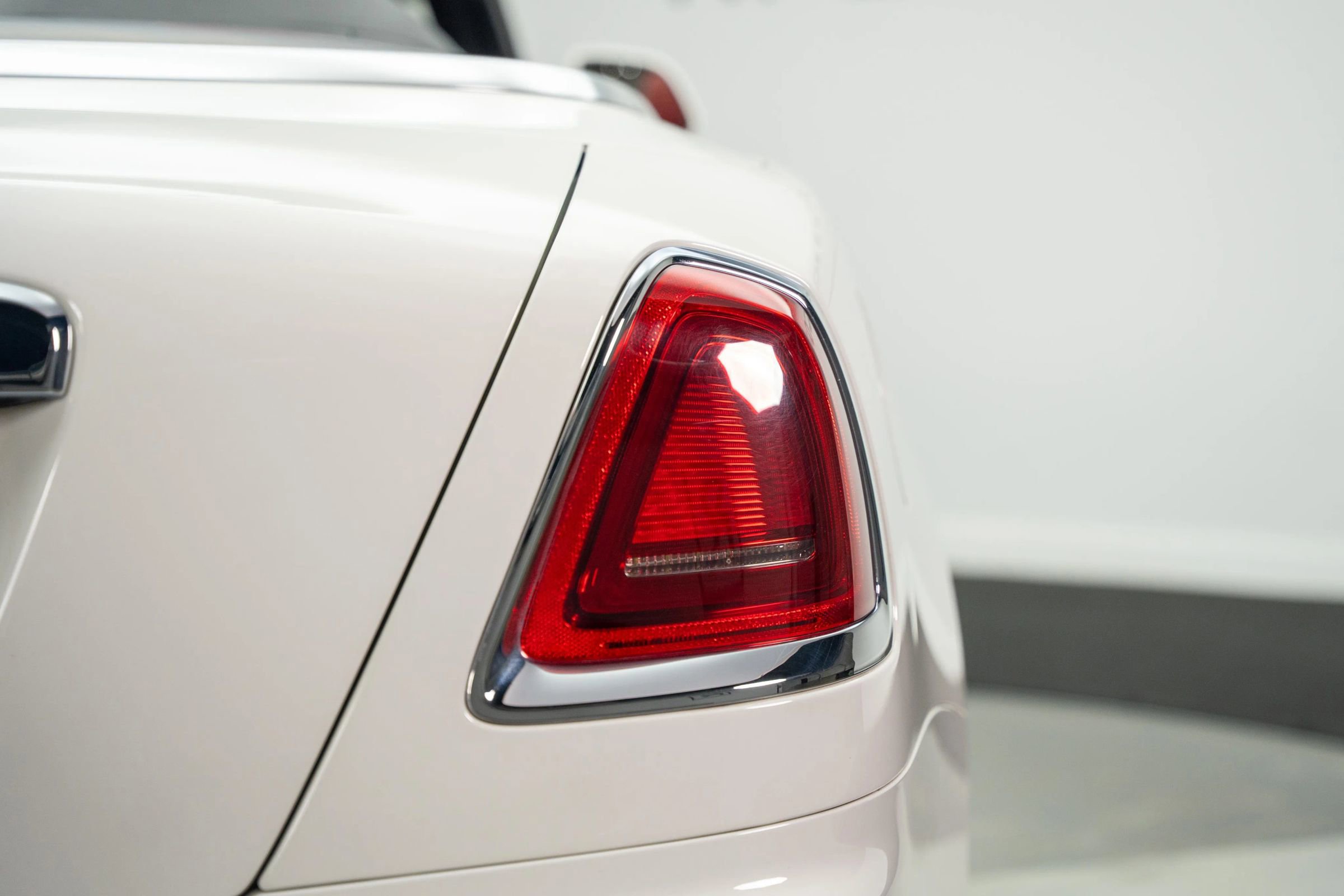 Used 2017 Rolls-Royce Dawn image 29