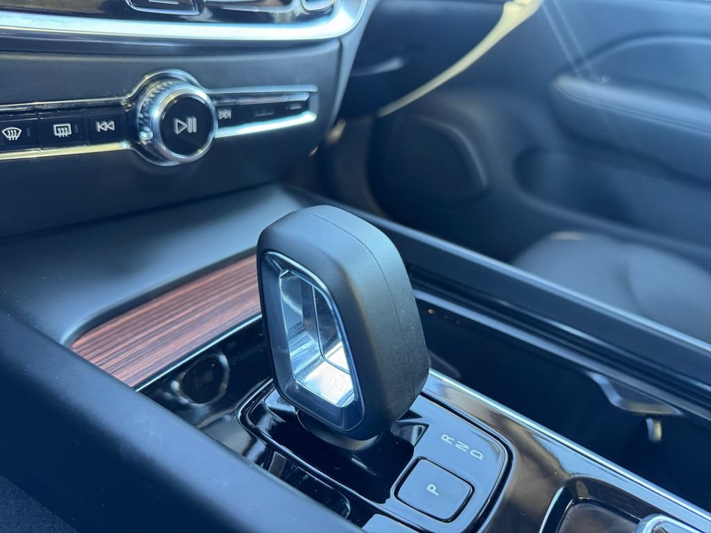 Certified 2025 Volvo V60 B5 Cross Country Plus AWD/4WD image 19