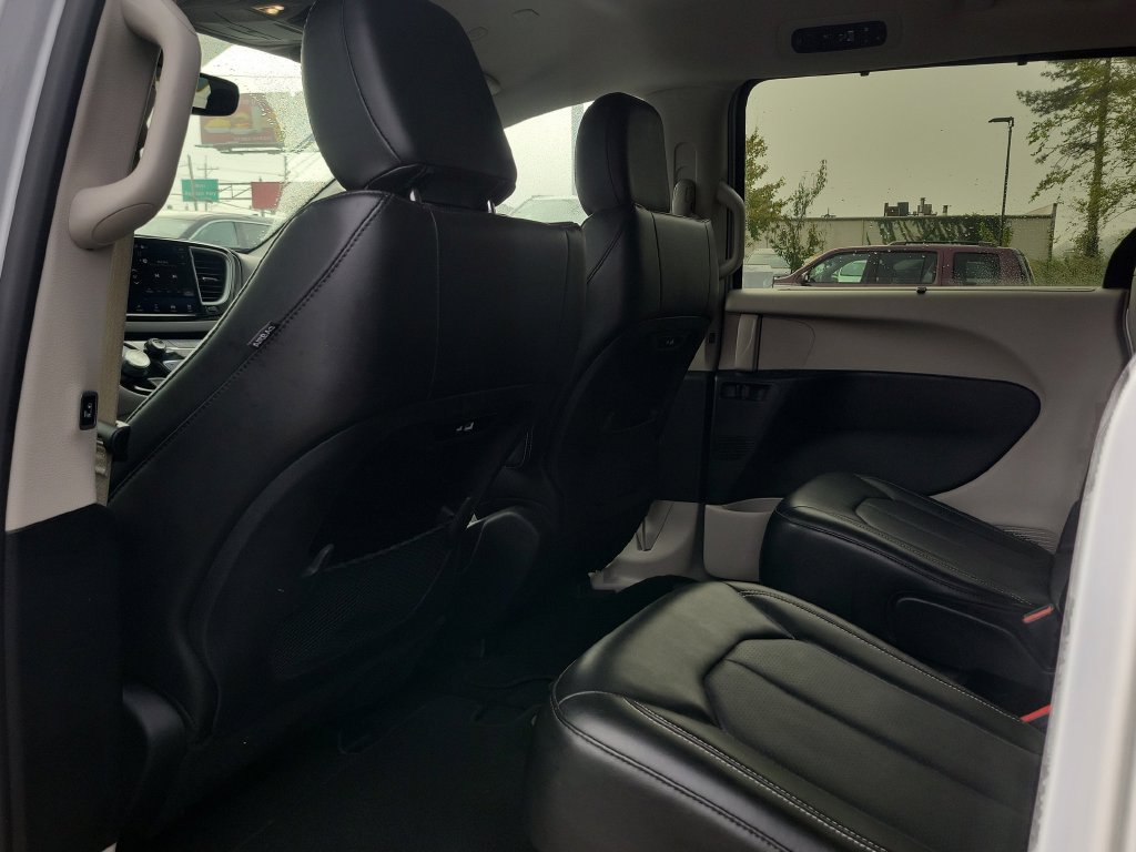 Used 2024 Chrysler Pacifica Touring-L FWD image 17