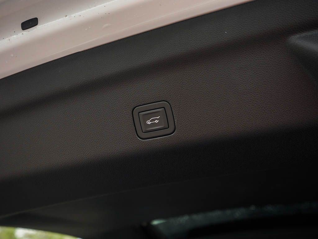 New 2026 GMC Yukon XL AT4 w/ AT4 Premium Package AWD/4WD image 9