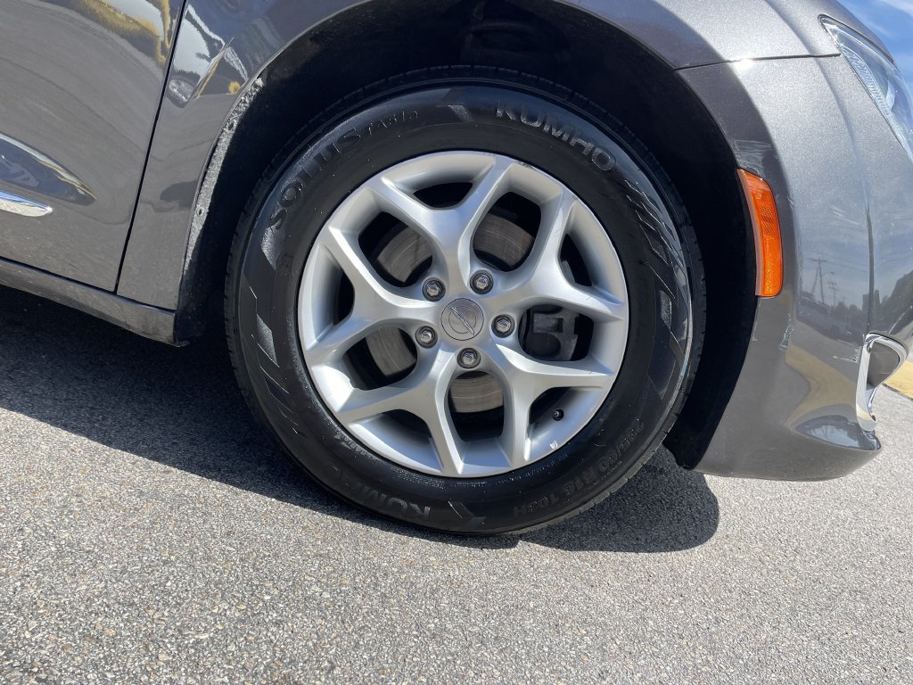 Certified 2019 Chrysler Pacifica Limited FWD image 11