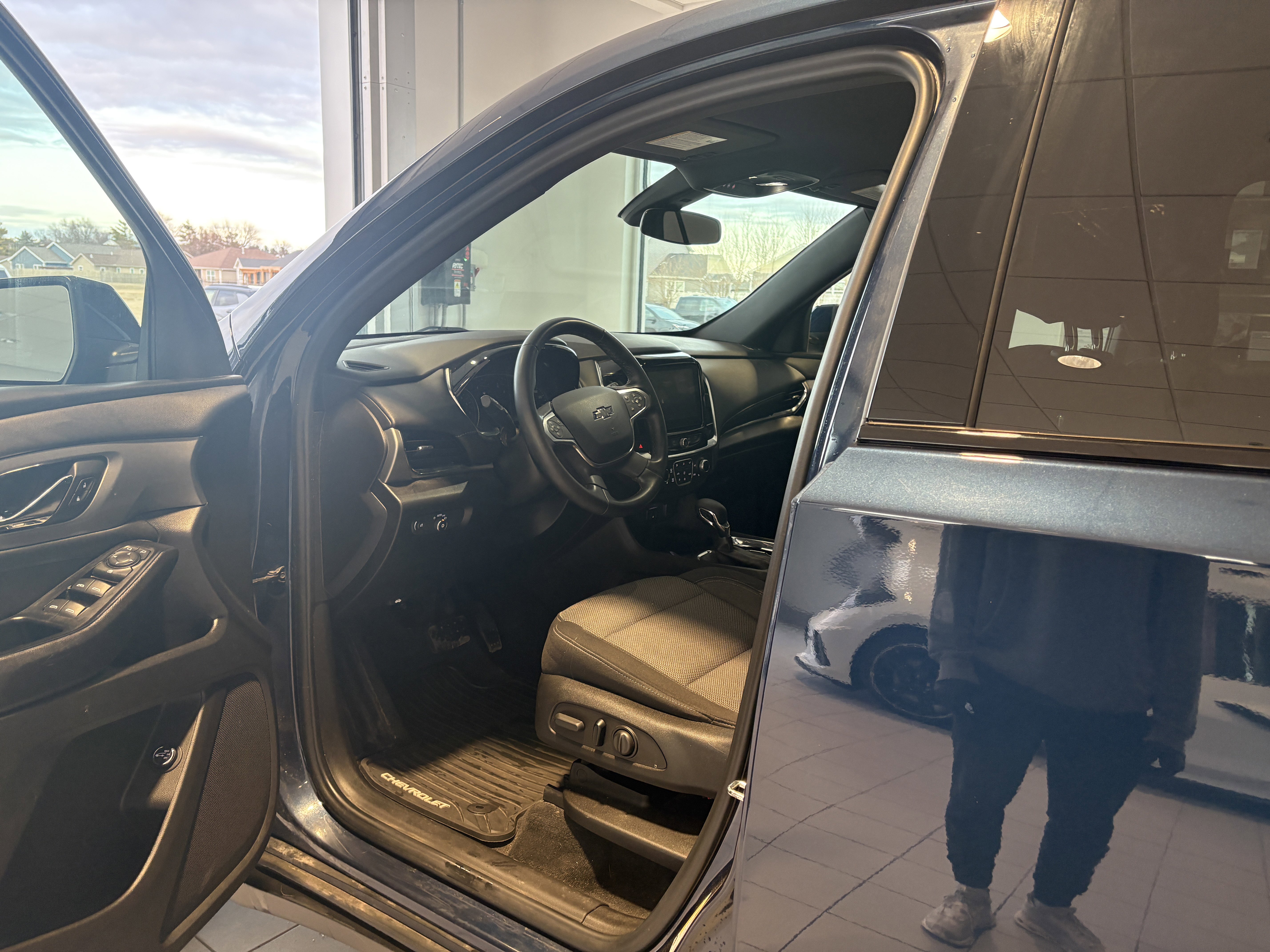Used 2023 Chevrolet Traverse LT image 10