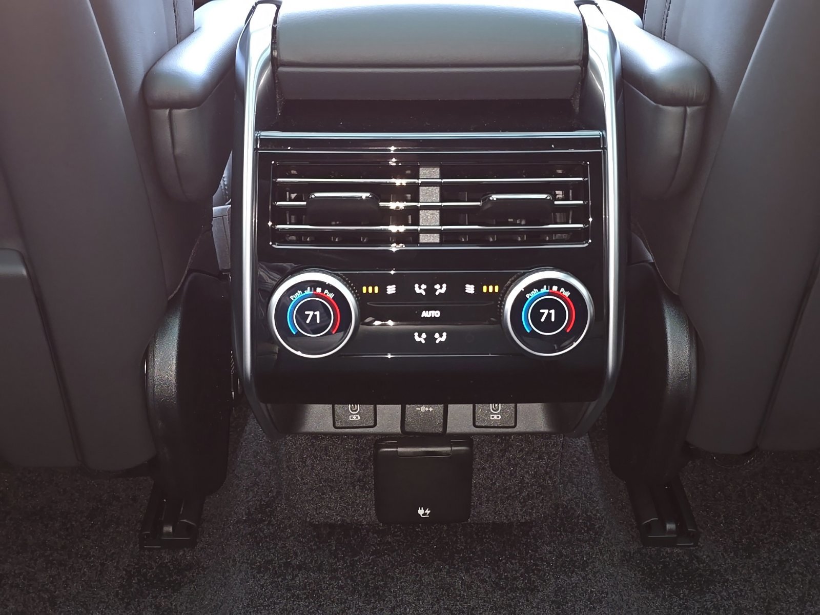 New 2026 Land Rover Range Rover Long Wheelbase SE image 24