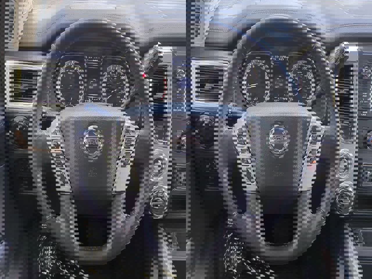 Used 2018 Nissan Titan SL image 23