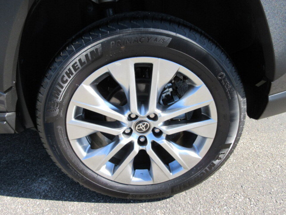 Used 2025 Toyota RAV4 XLE Premium image 10