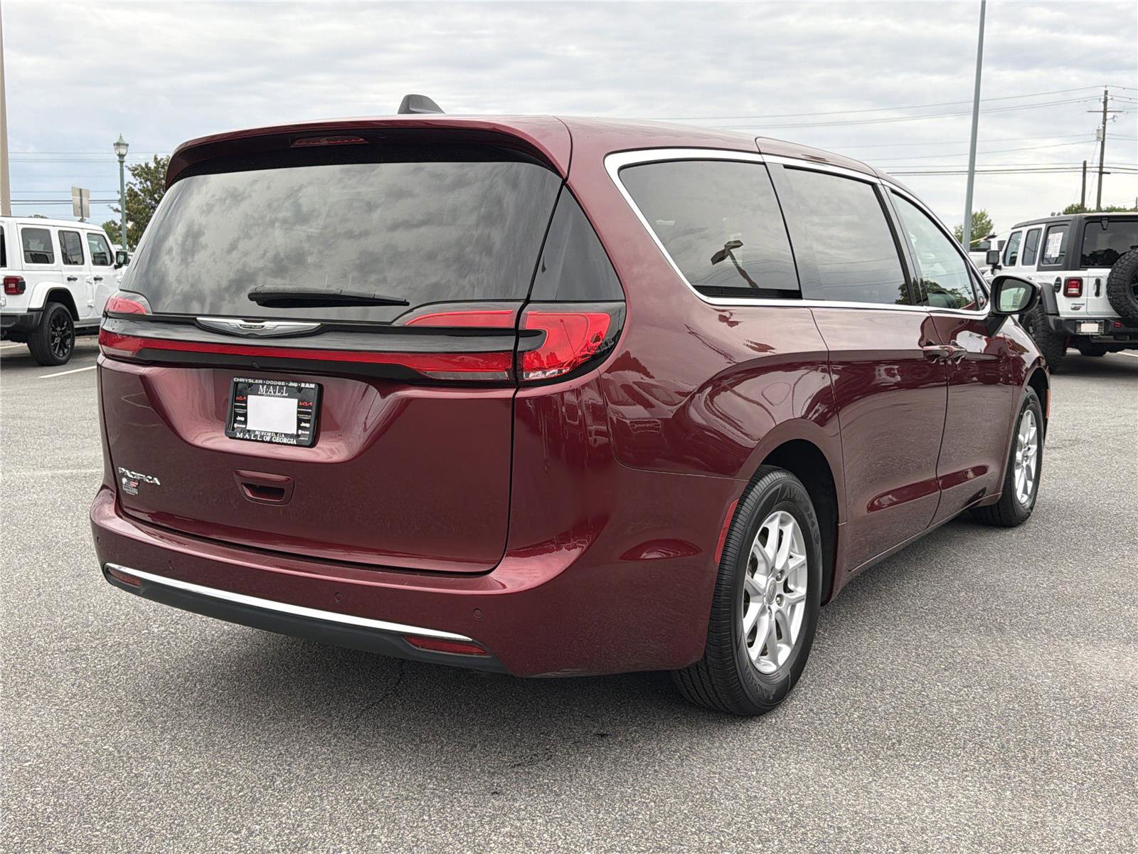 Used 2023 Chrysler Pacifica Touring-L FWD image 5