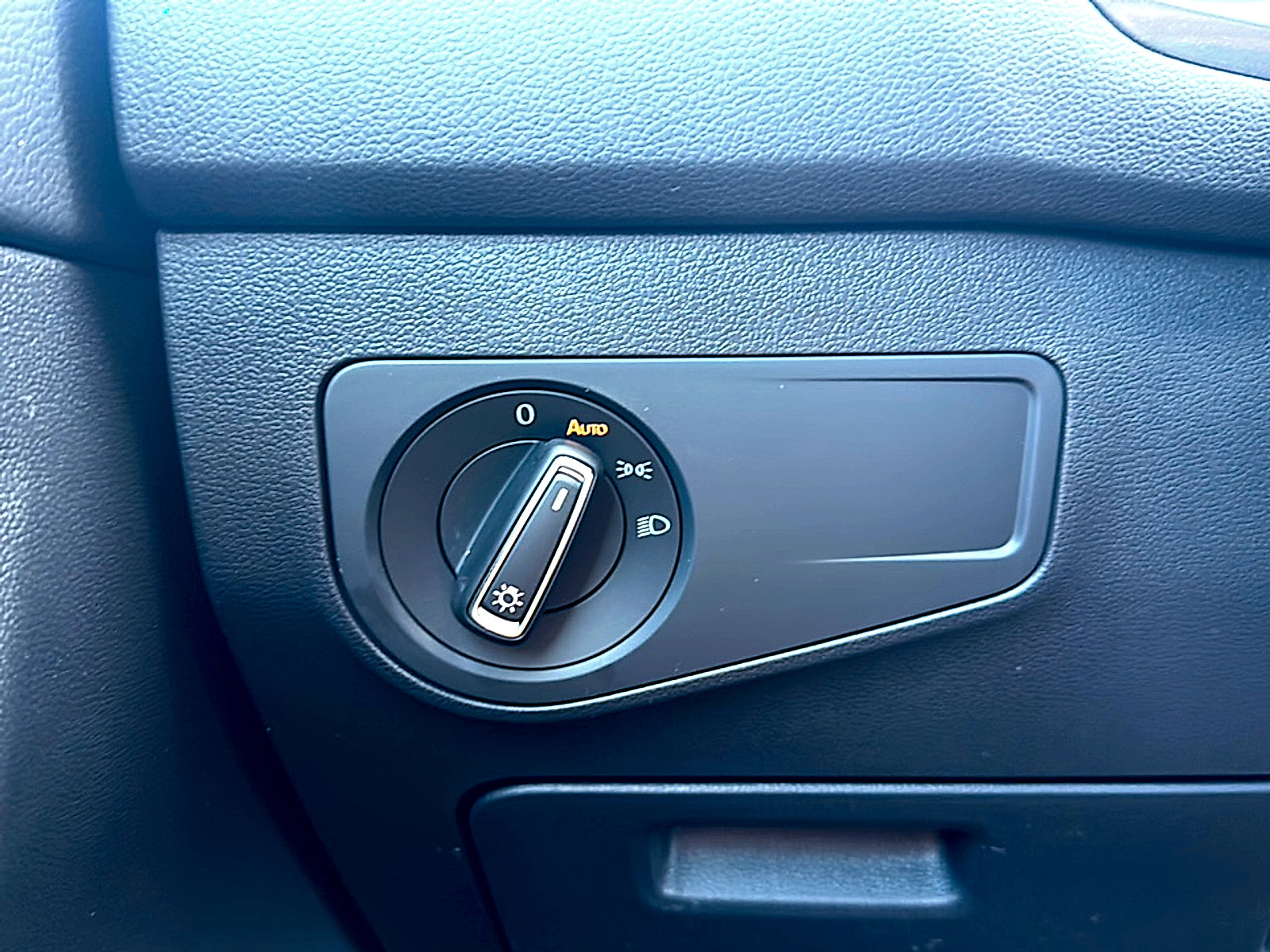 Used 2024 Volkswagen Tiguan SE w/ Panoramic Sunroof Package image 34