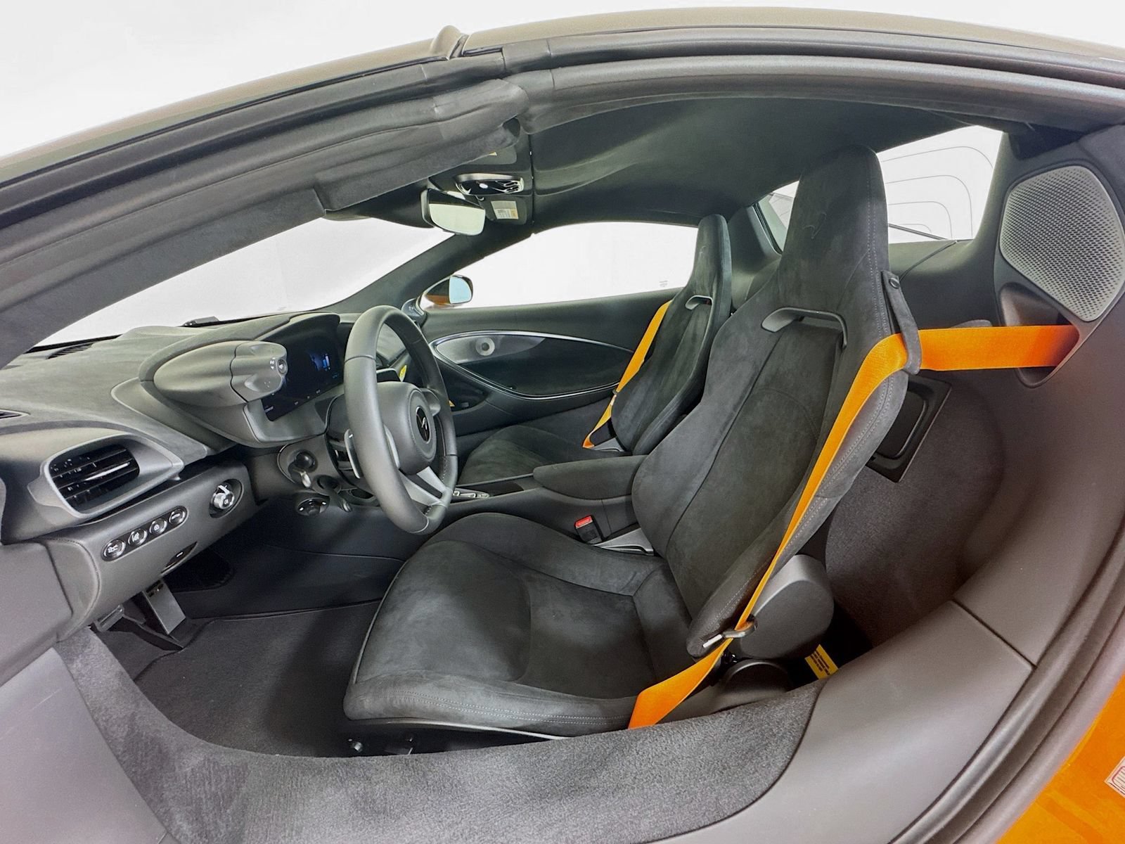 Used 2025 McLaren Artura Spider RWD image 20