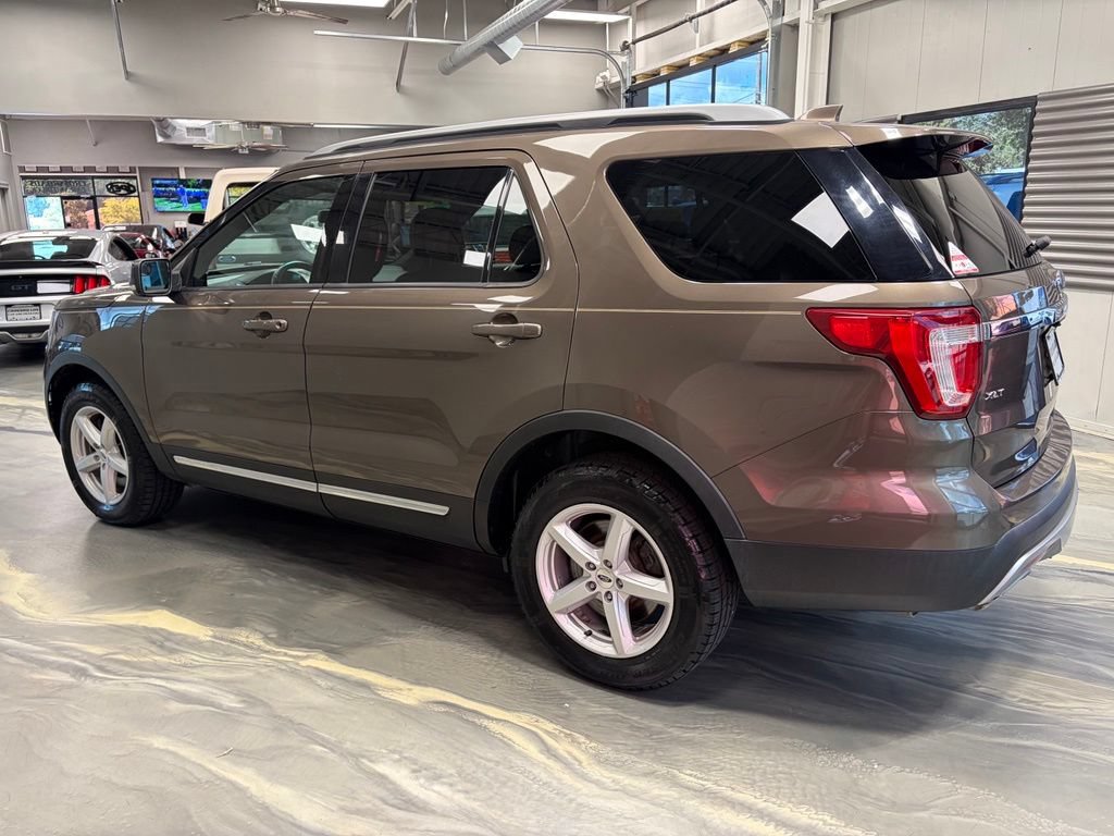 Used 2016 Ford Explorer XLT w/ Equipment Group 202A AWD/4WD image 34