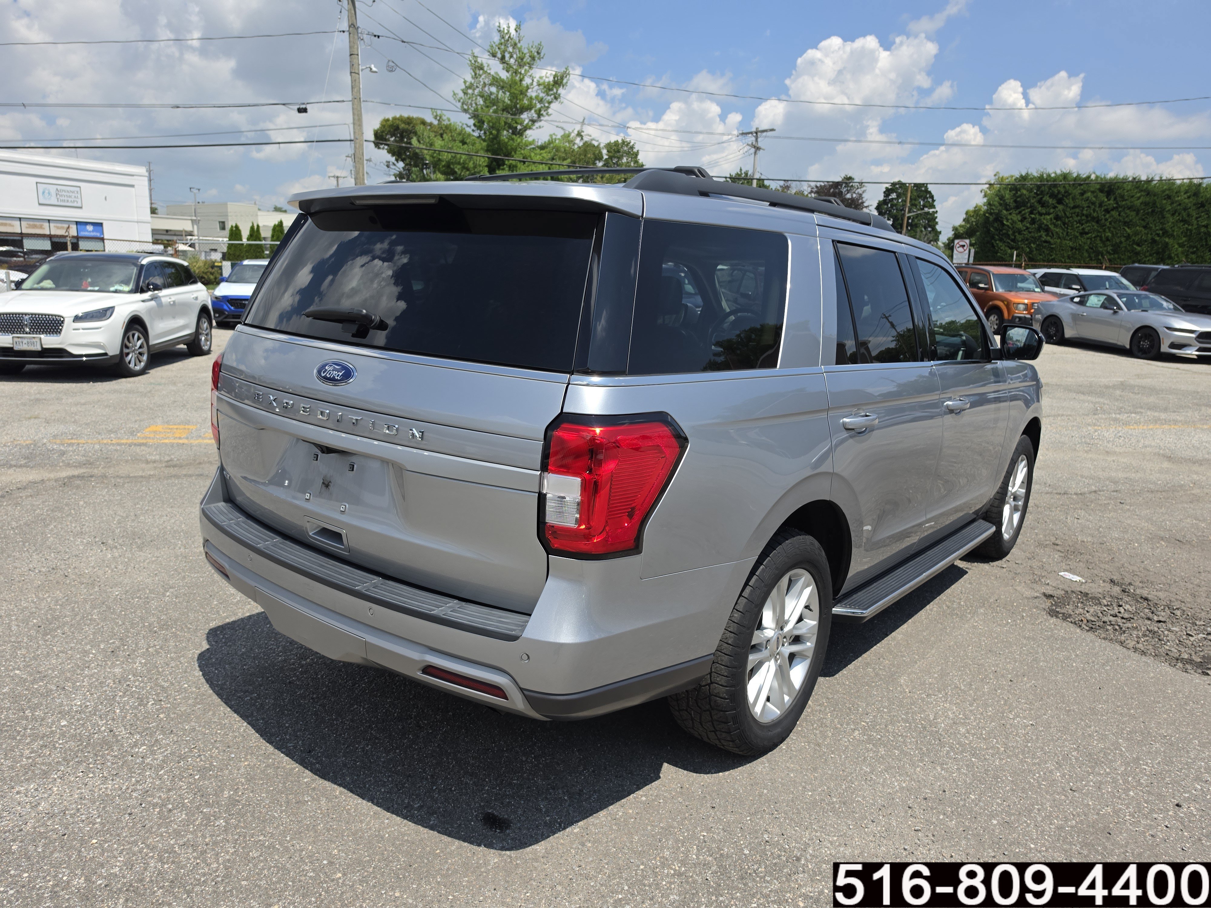 Used 2023 Ford Expedition XLT AWD/4WD image 5