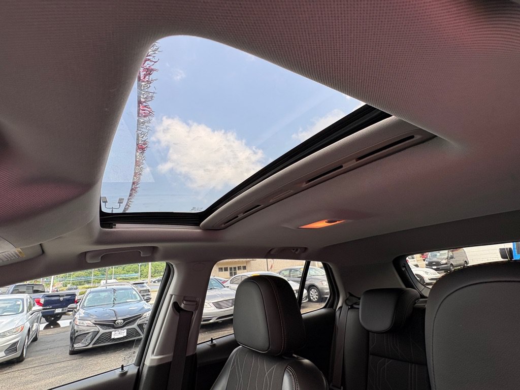 Used 2019 Chevrolet Trax LT w/ Sun & Sound Package FWD image 9
