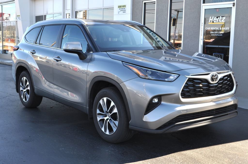 Used 2025 Toyota Highlander XLE image 1