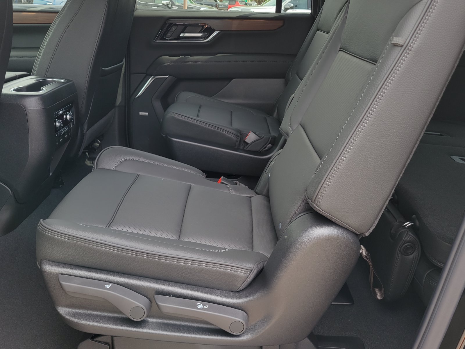 New 2026 GMC Yukon XL Denali w/ Denali Reserve Package AWD/4WD image 7