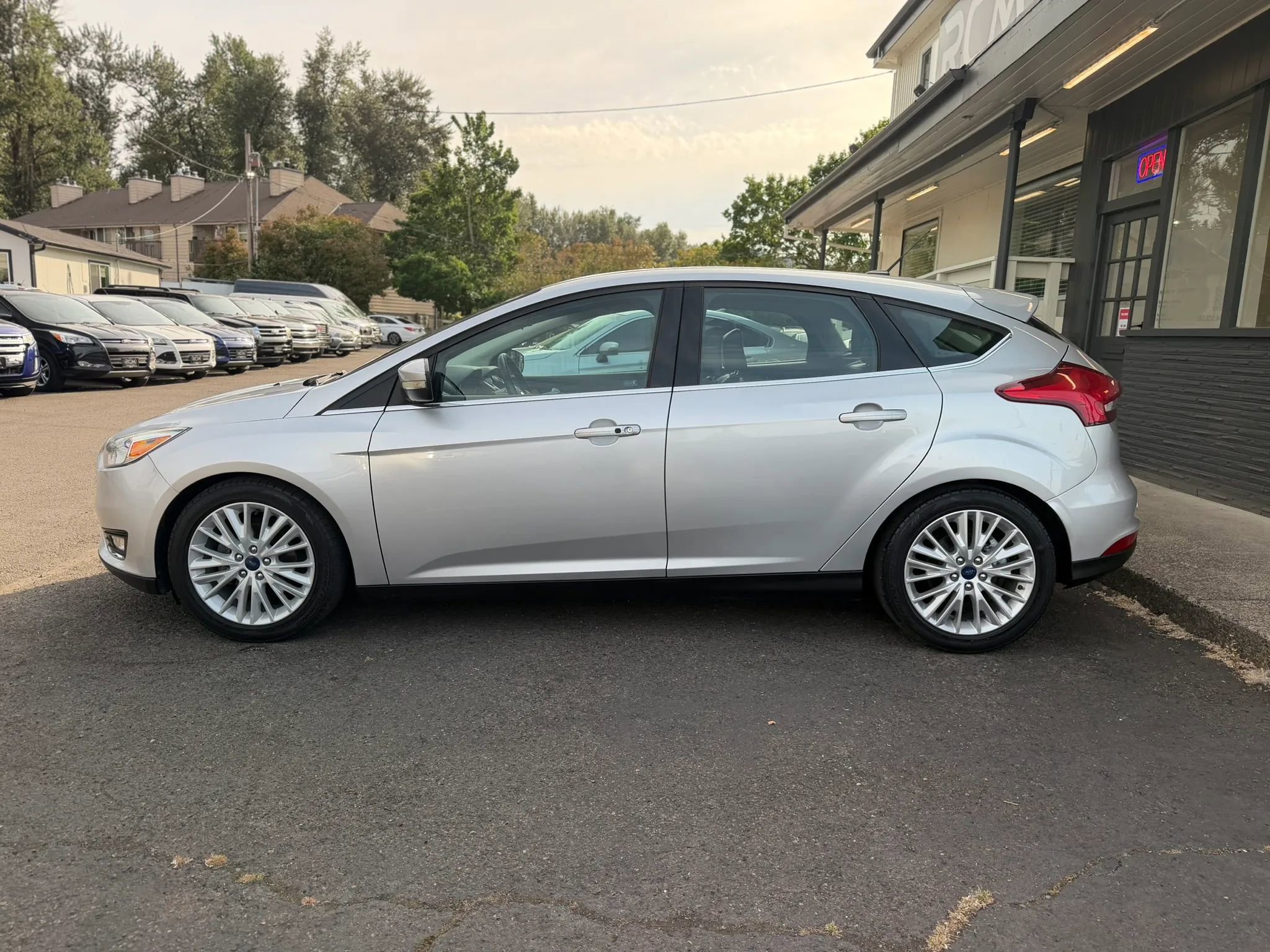 Used 2017 Ford Focus Titanium FWD image 4