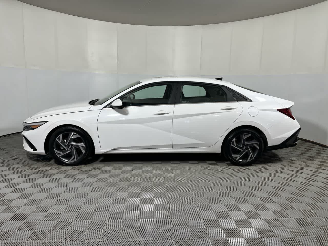 Used 2025 Hyundai Elantra SEL FWD image 5
