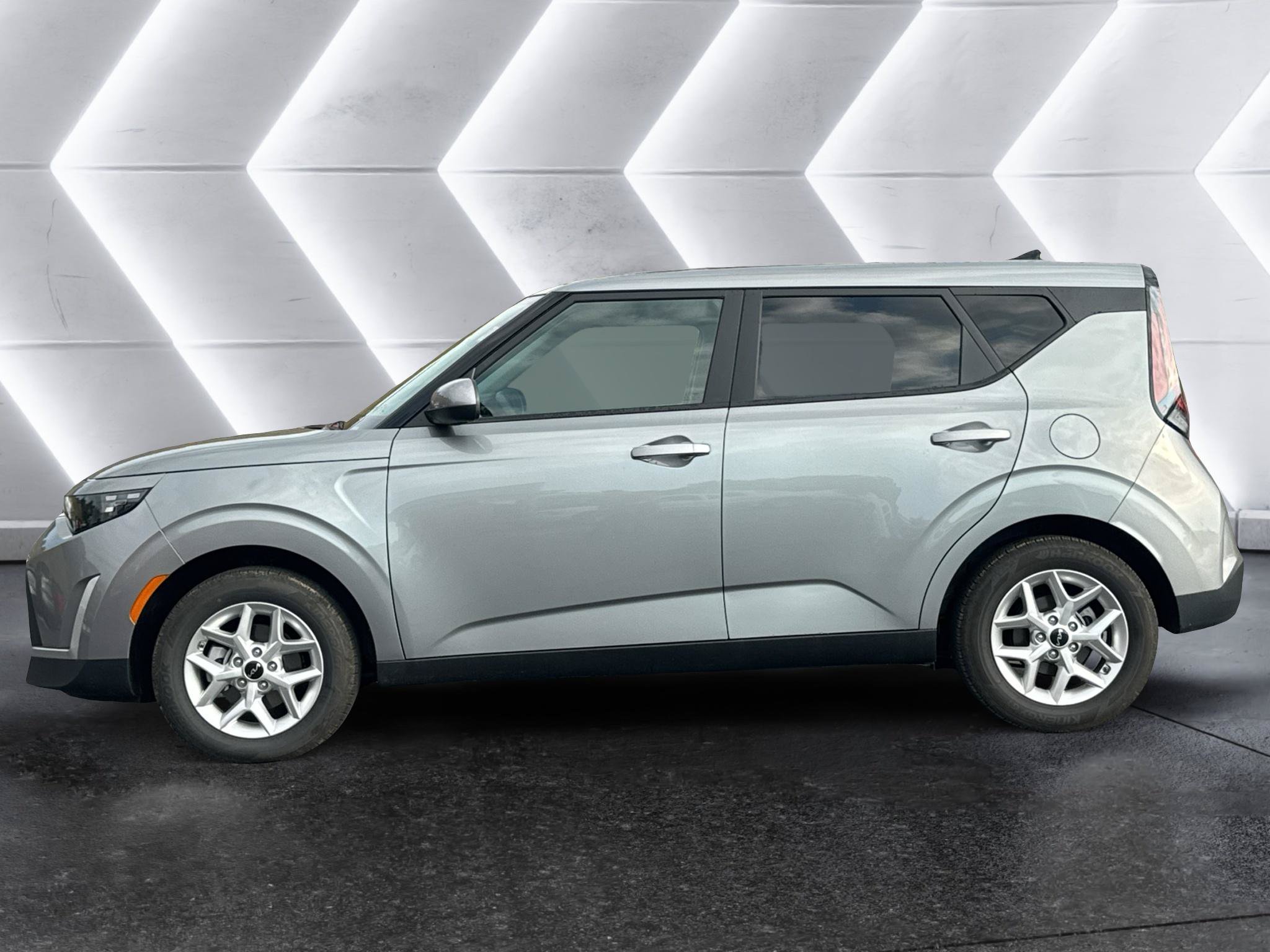 Certified 2025 Kia Soul LX w/ LX Technology Package FWD image 5