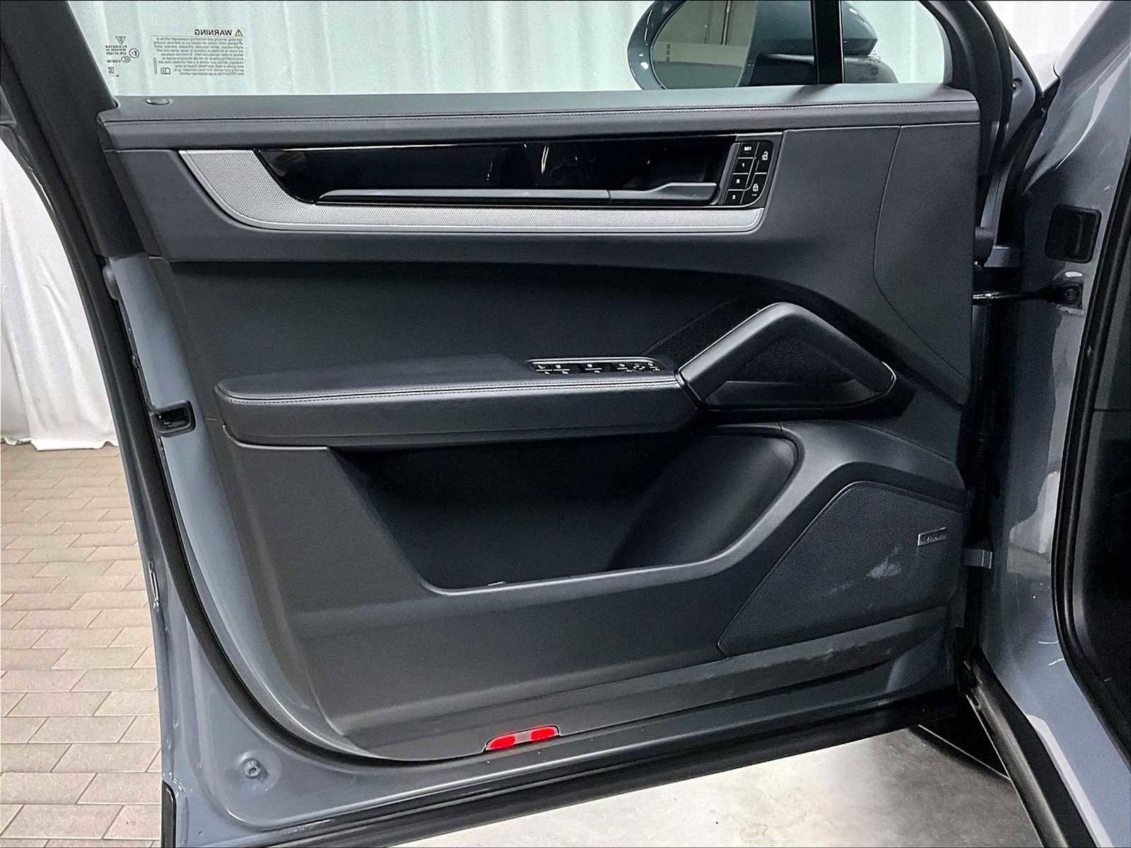 Used 2025 Porsche Cayenne Coupe image 25