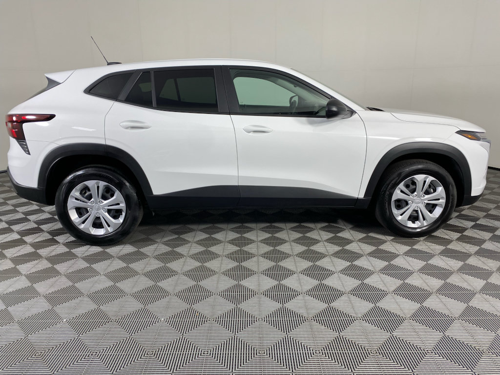 Used 2026 Chevrolet Trax LS FWD image 11