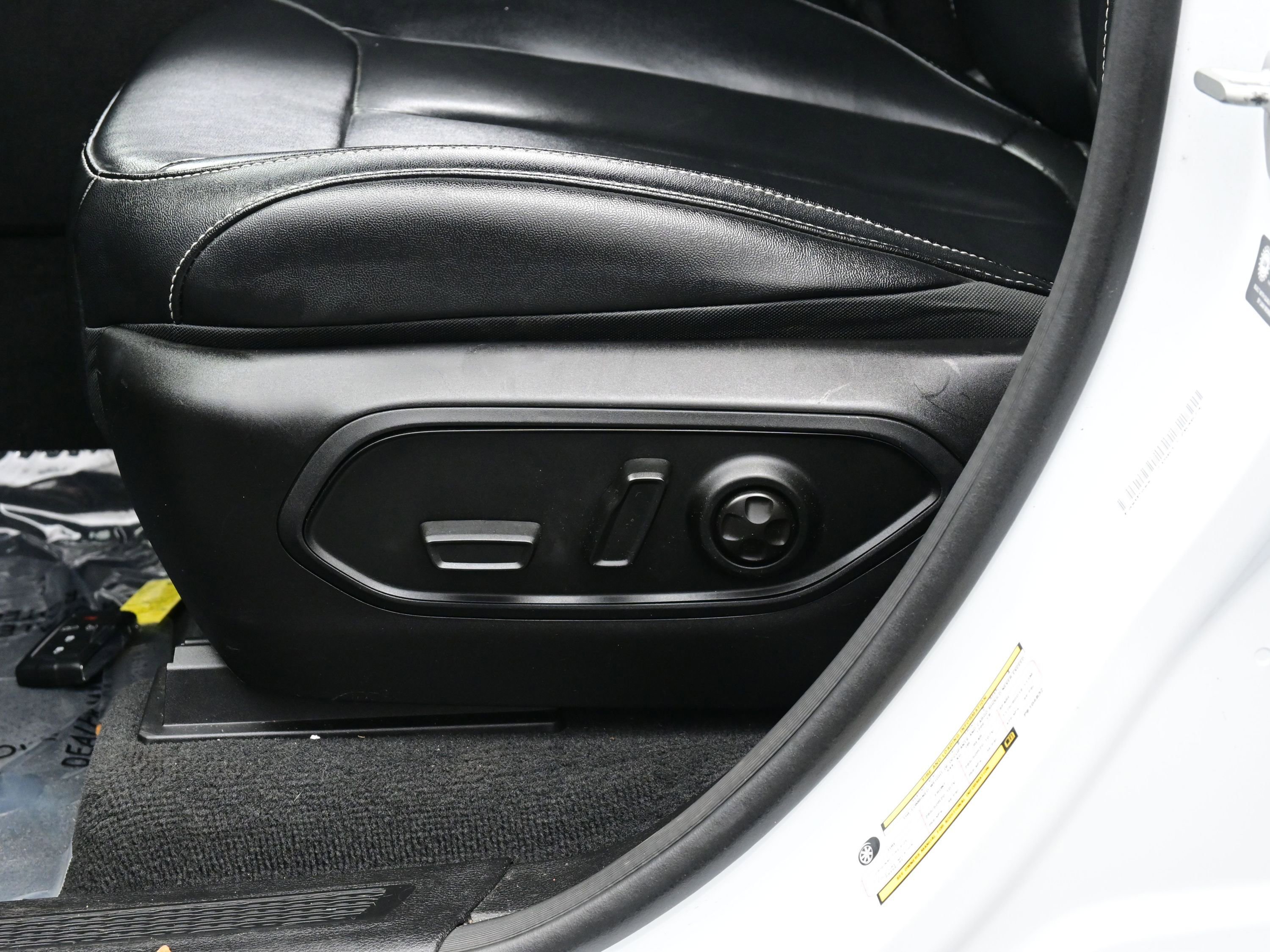 Used 2023 Jeep Grand Cherokee L Limited w/ Black Appearance Package image 13