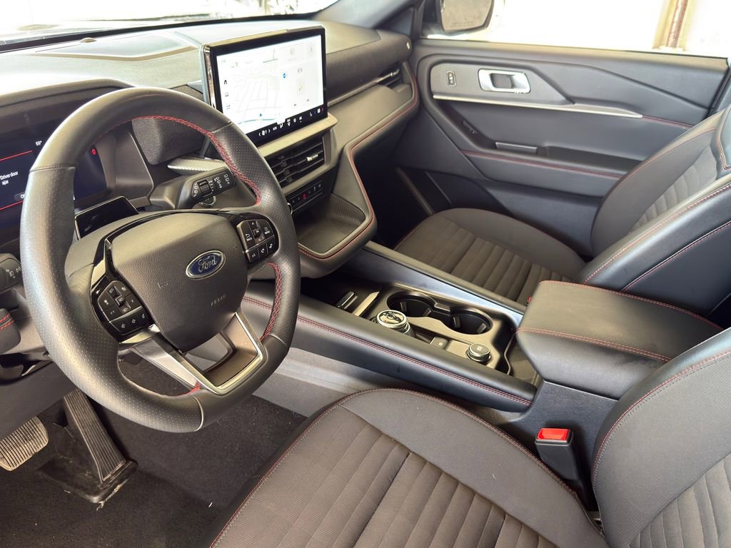 Used 2025 Ford Explorer ST-Line w/ ST-Line Street Pack image 12