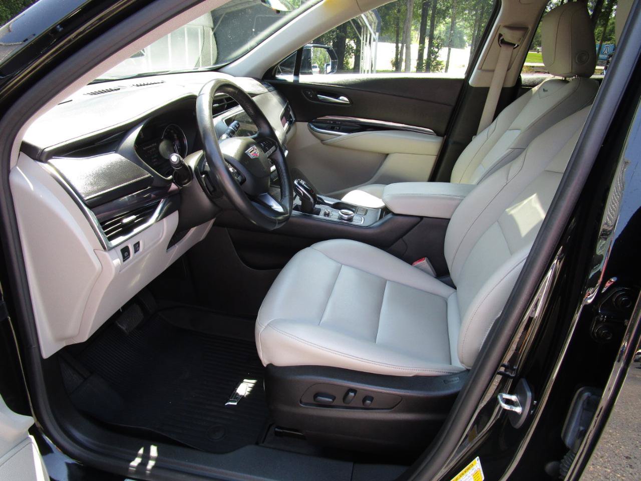 Used 2021 Cadillac XT4 Luxury w/ Cold Weather Package FWD image 11