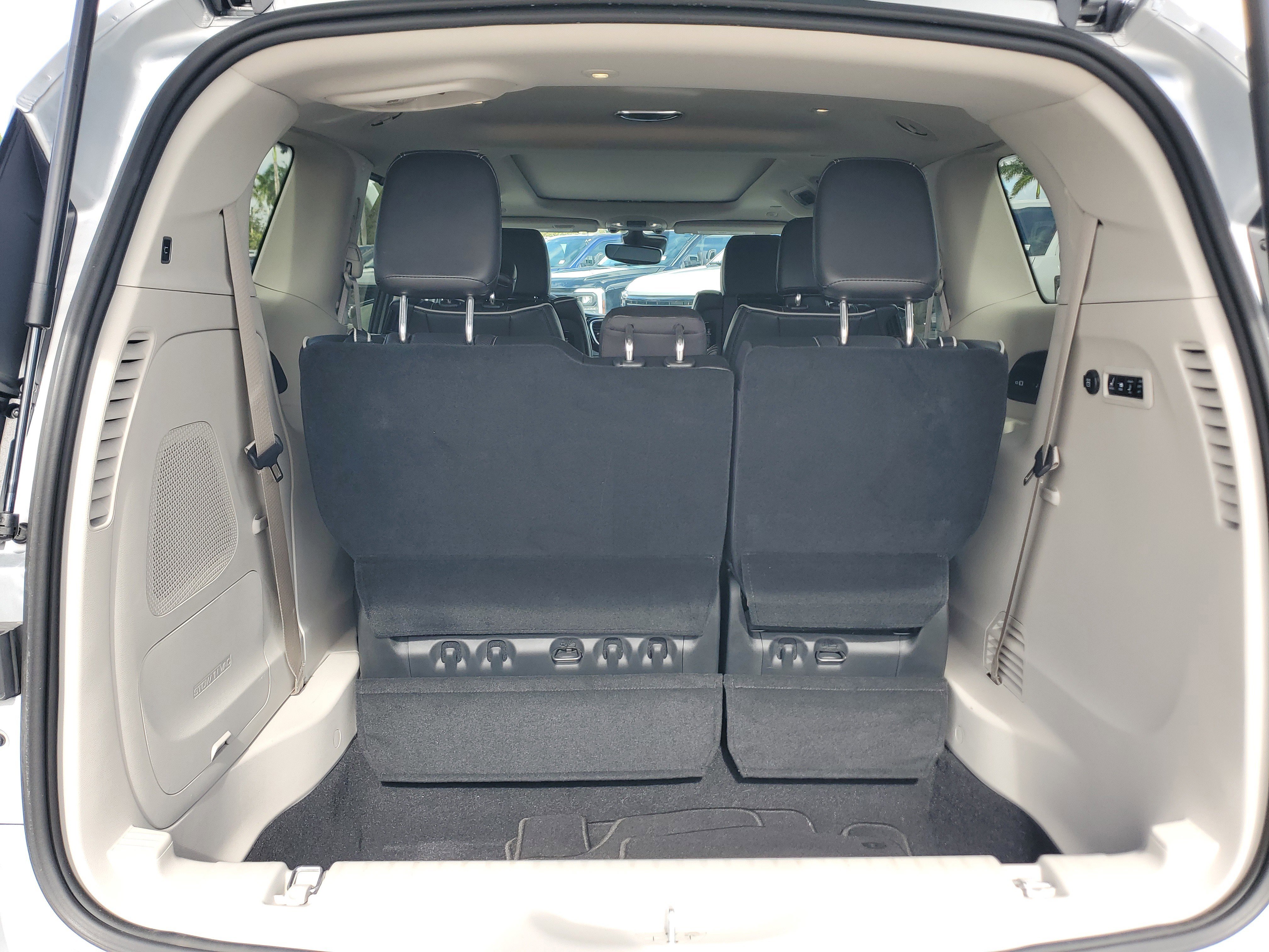 Used 2023 Chrysler Pacifica Limited w/ Uconnect Theater Family Group image 18