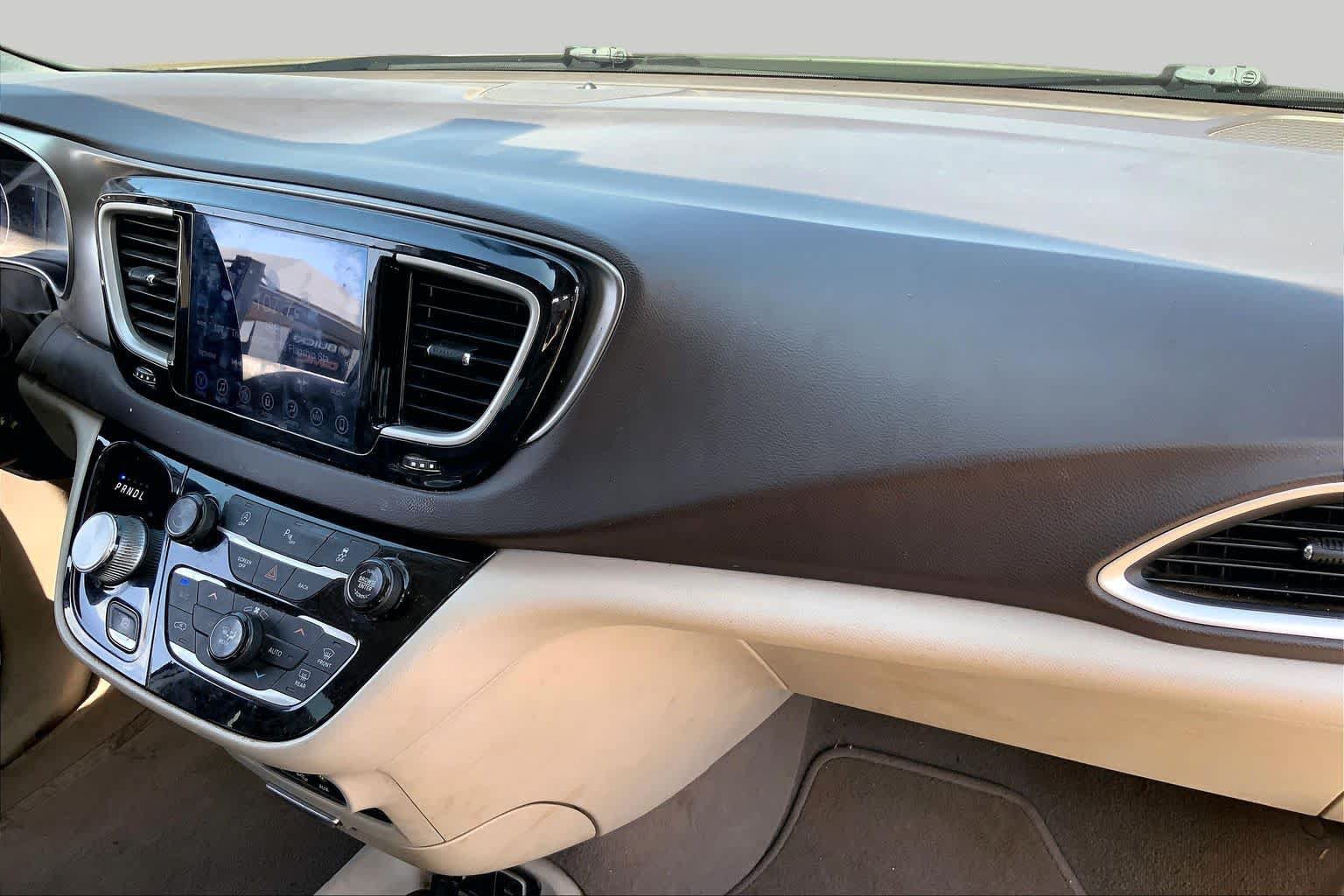 Used 2017 Chrysler Pacifica Touring-L FWD image 16