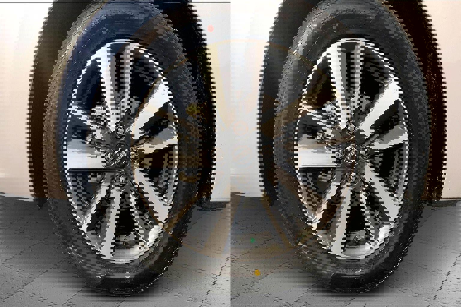 Used 2025 Nissan Versa SV image 9