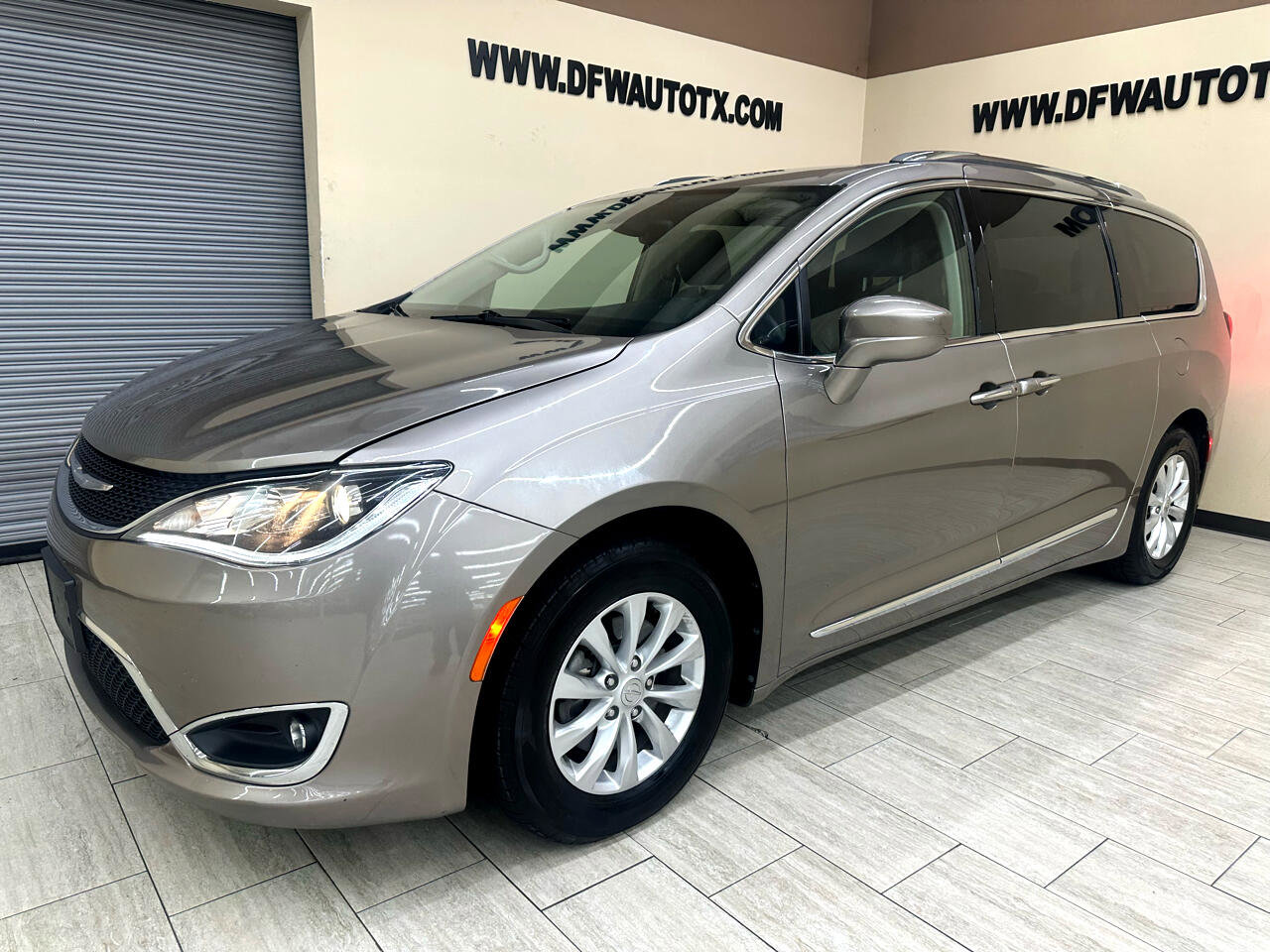 Used 2018 Chrysler Pacifica Touring-L Plus image 2
