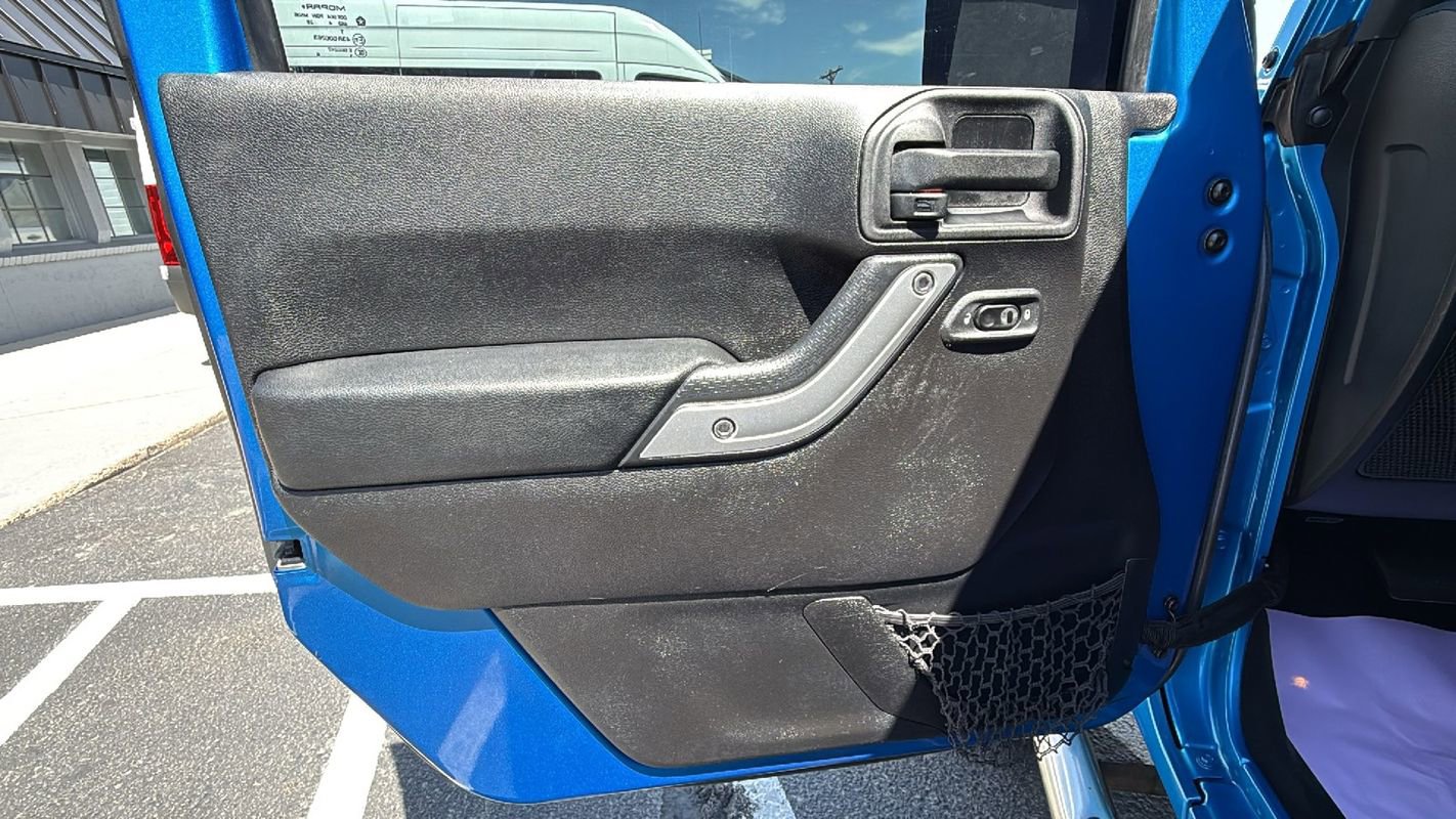 Used 2015 Jeep Wrangler Unlimited Rubicon AWD/4WD image 9