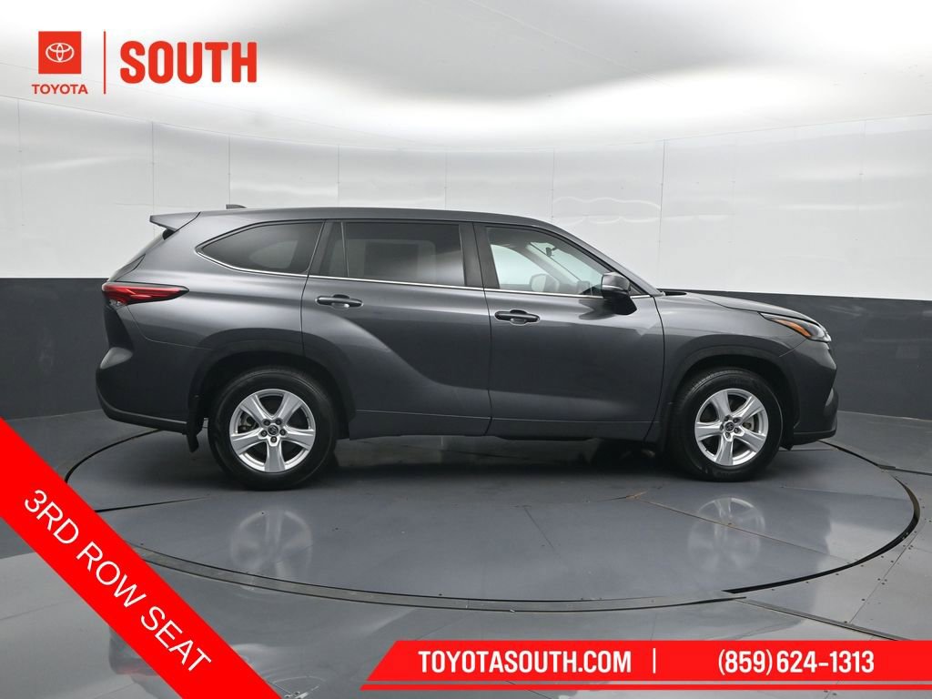 Used 2023 Toyota Highlander L FWD image 3